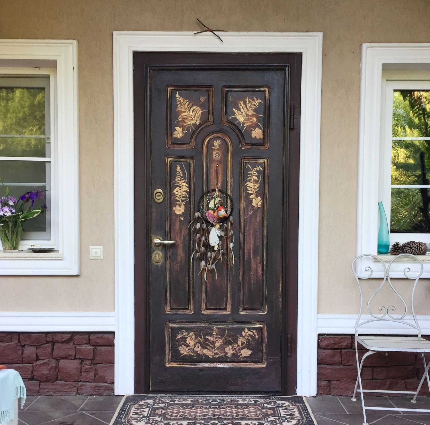 Вариант оформления входной двери дома
