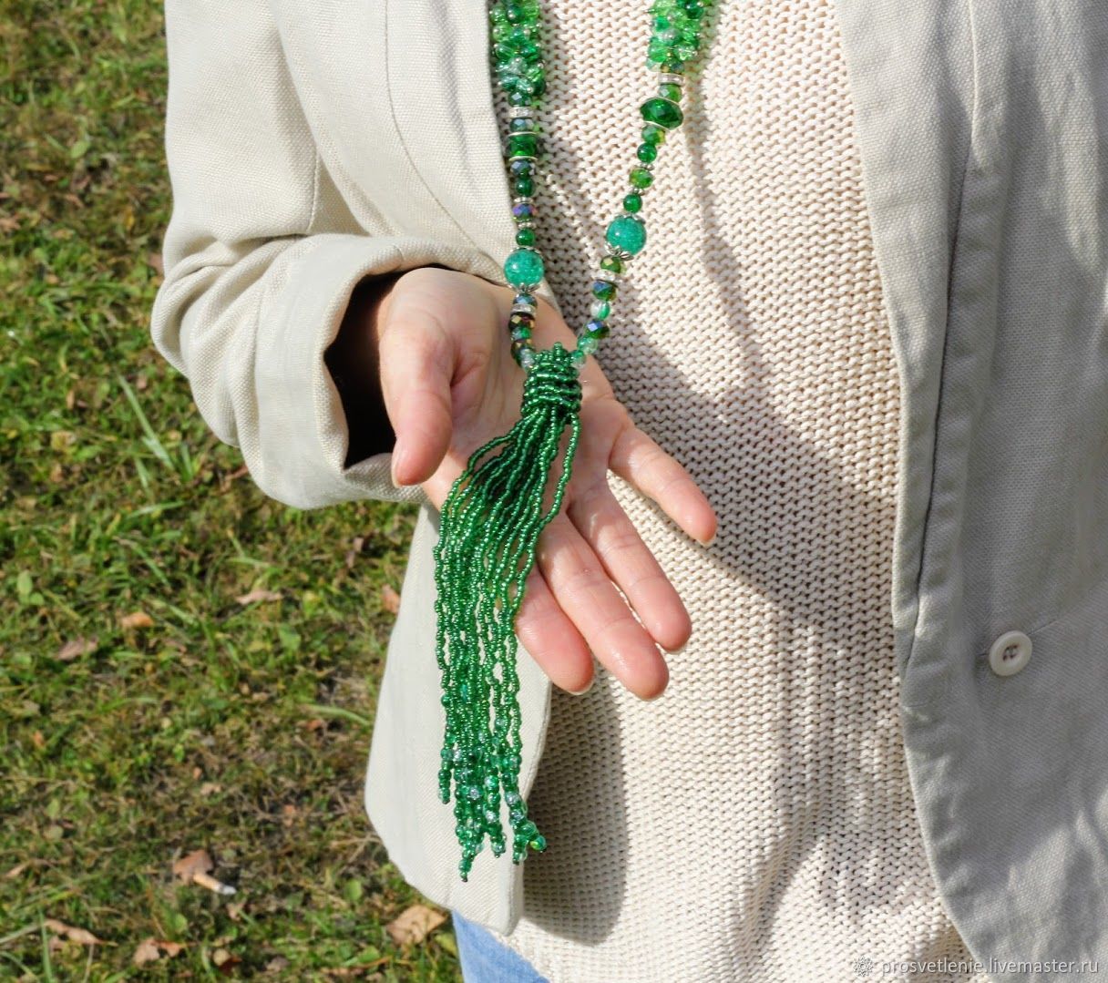 Стильное зеленое украшение на шею. Элегантное украшение, длинные бусы