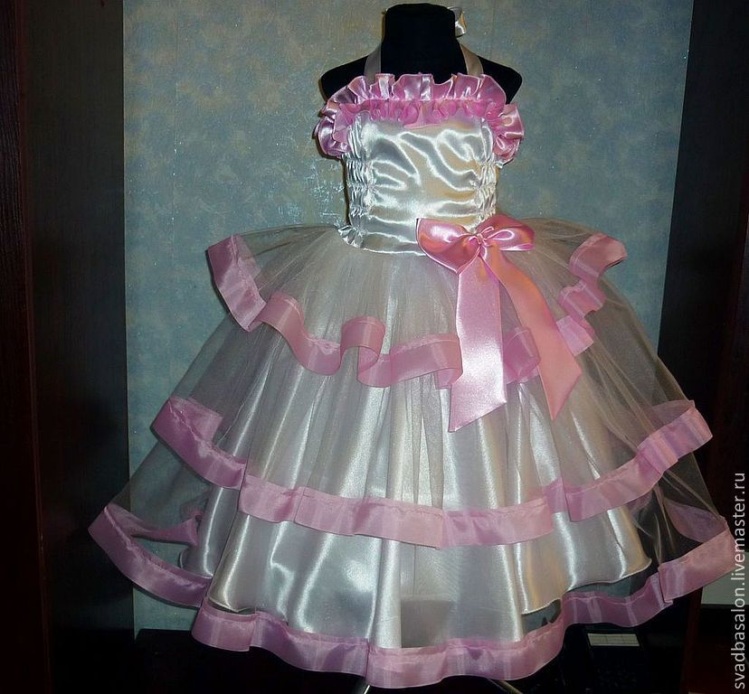 Платье  c розовыми лентами