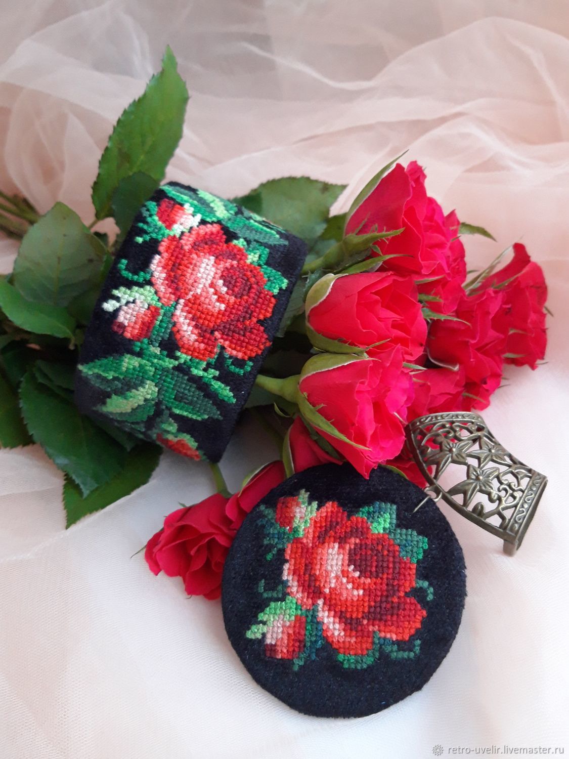 Комплект браслет + кулон для шарфа с вышивкой "Винтажные розы"
