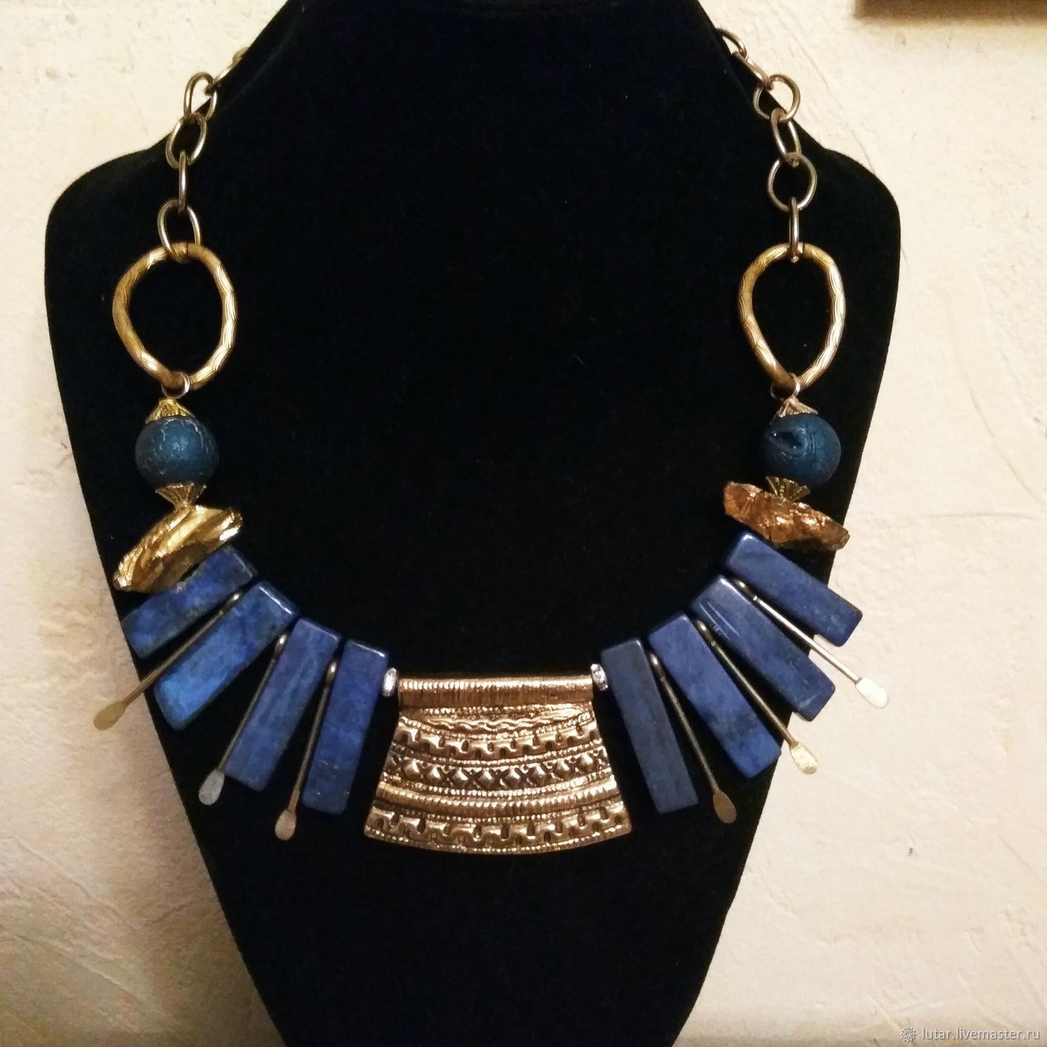 Синее ожерелье с лазуритом и бронзой