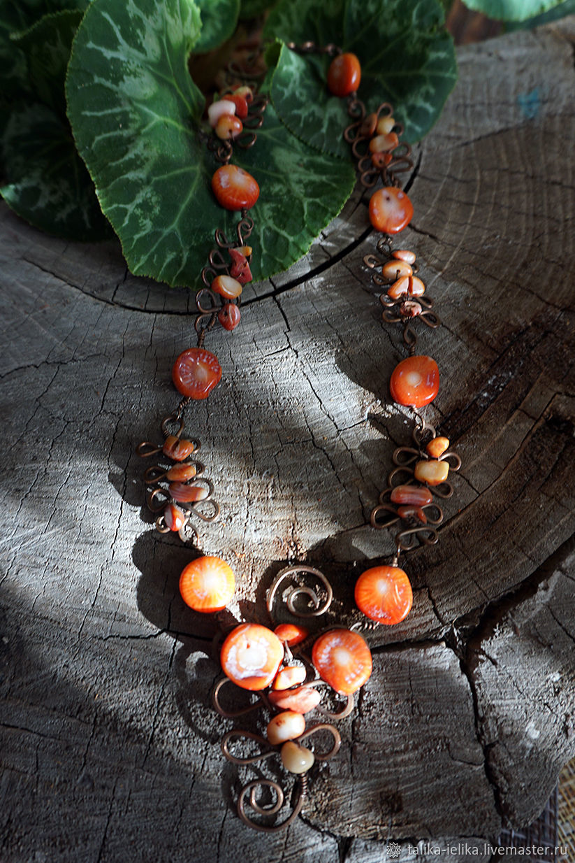 Медное ожерелье с натуральными кораллами "Рябина"