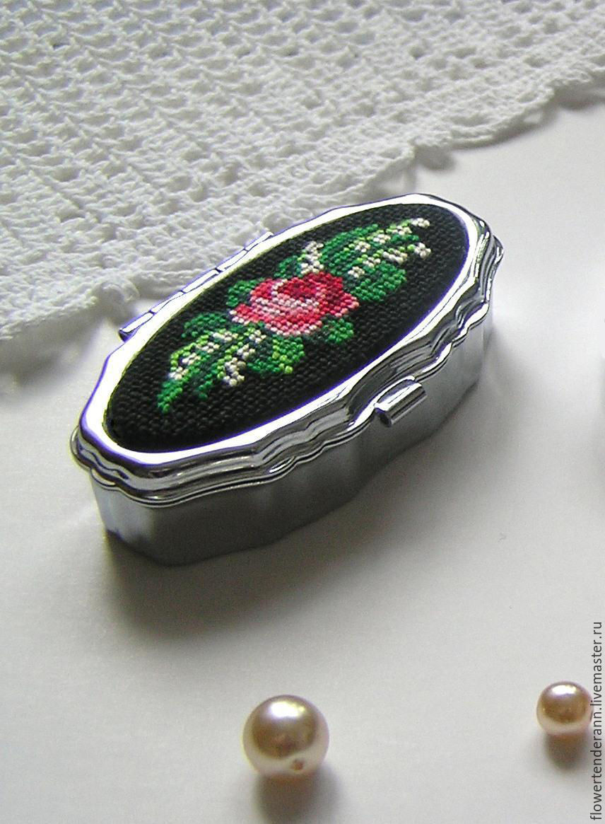 Таблетница (маленькая шкатулка) с вышивкой "Роза и ландыши"