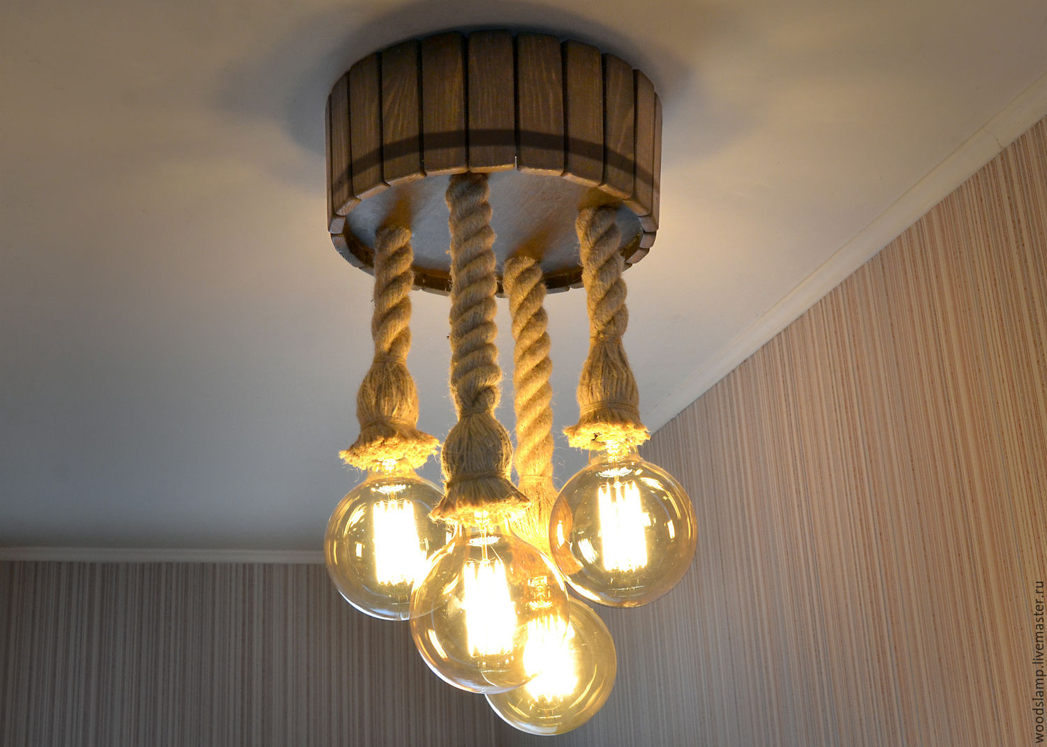 Деревянная люстра в виде бочки с джутовыми канатами и лампами Эдисона