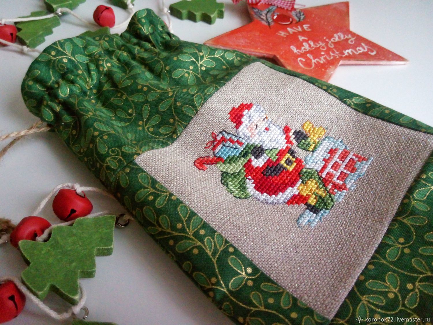 Текстильный мешочек для подарка, ручная вышивка крестом Санта