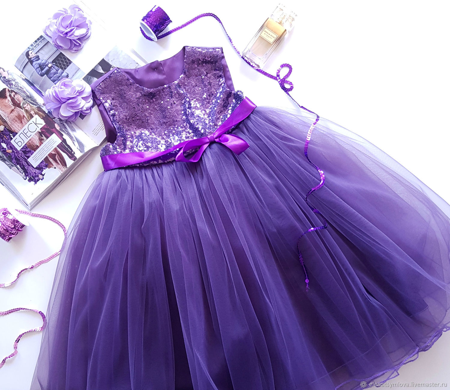 Детское фиолетовое платье с пайетками.