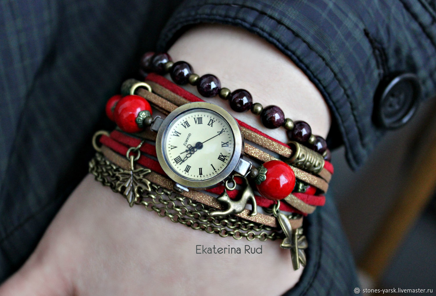 Часы женские, наручные с кораллом и гранатом "Цвет времени"
