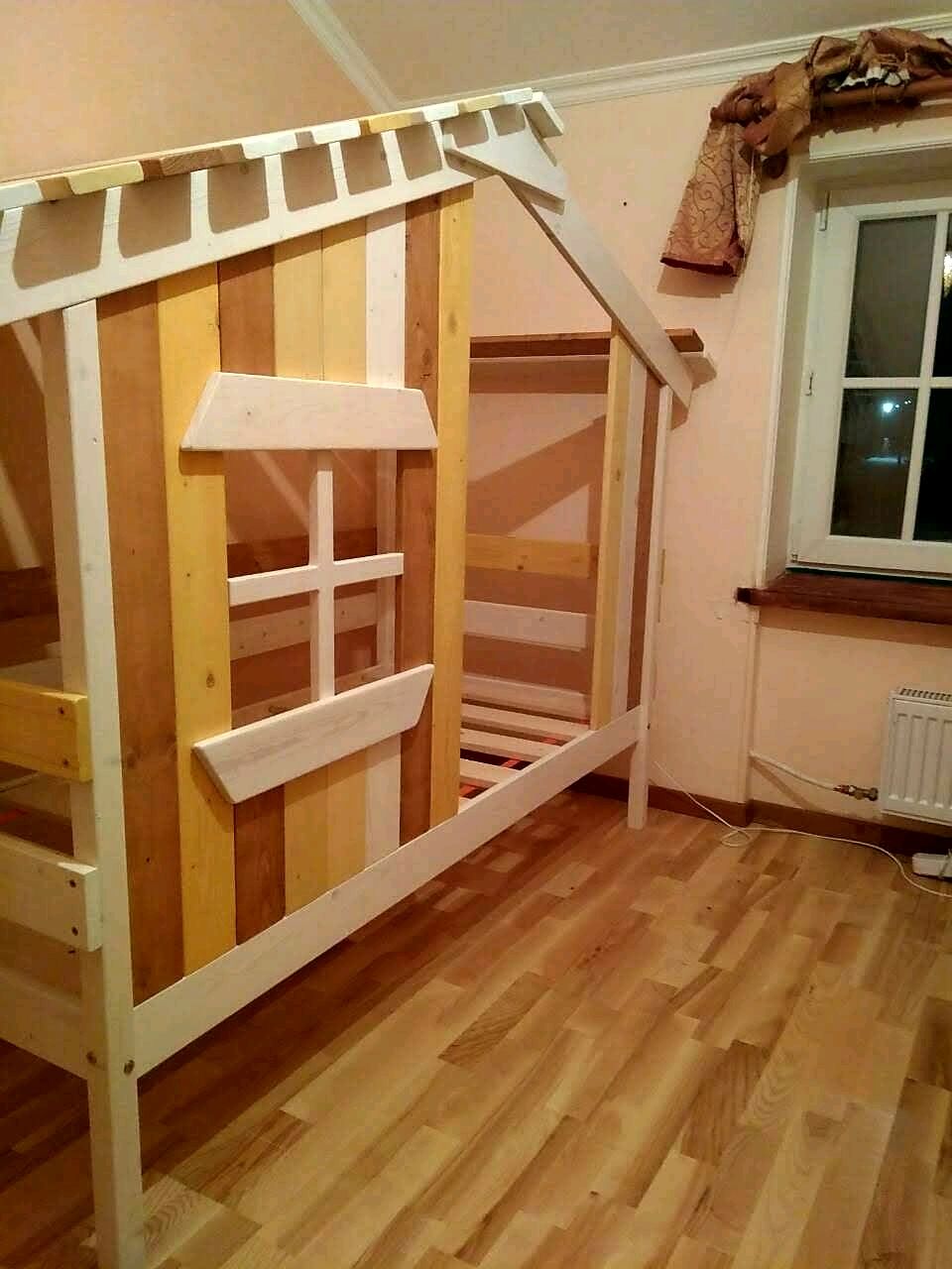 Кровать-домик из дерева