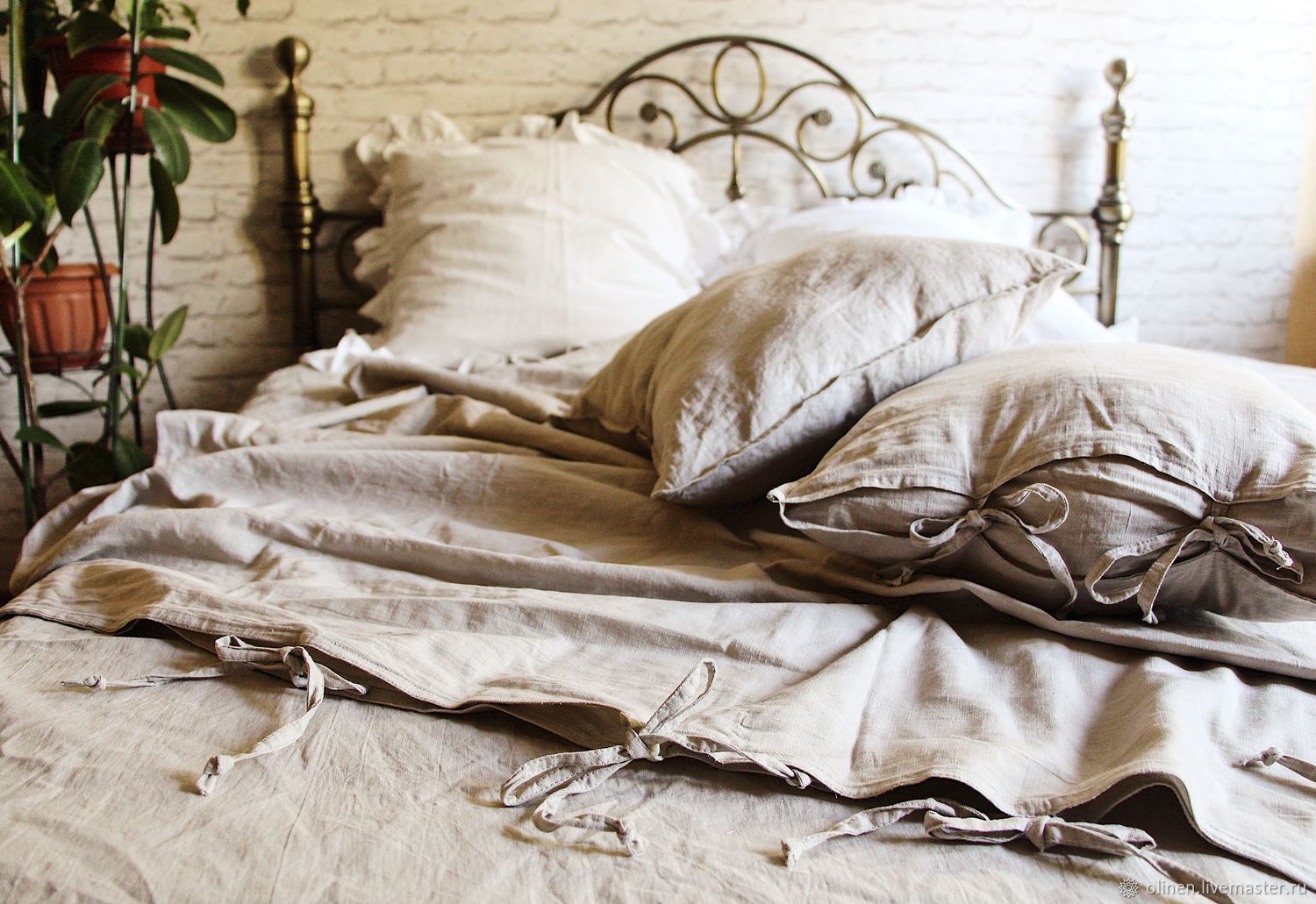 Льняное постельное белье с тесёмками и кантом