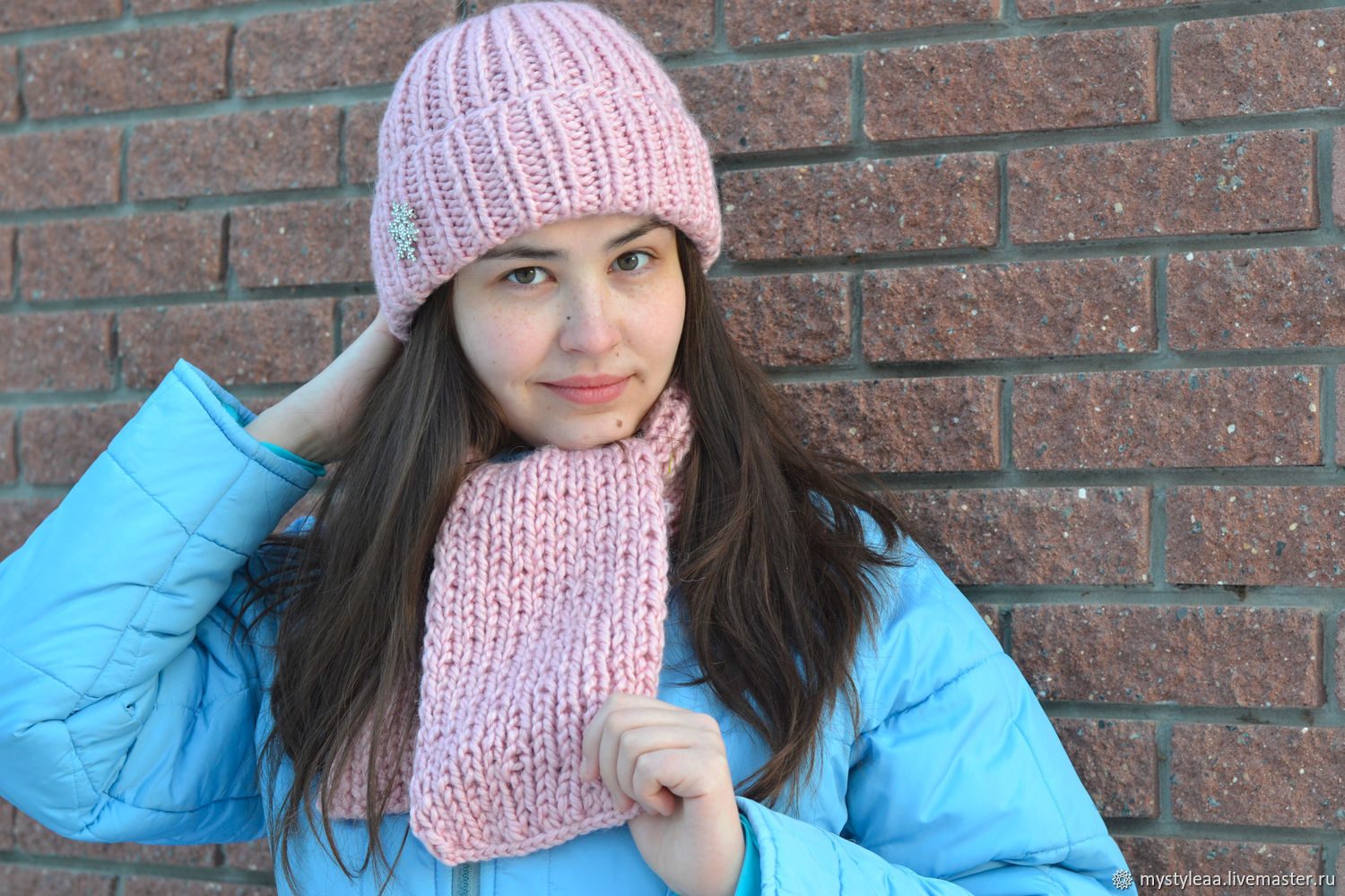 Розовый комплект шапка и шарф из толстой пряжи крупной вязки