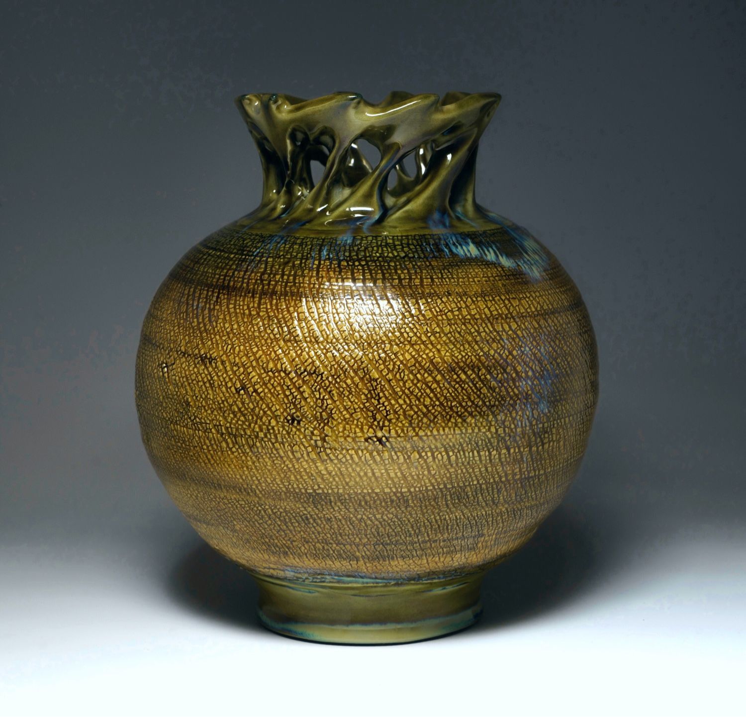 Crowned vase