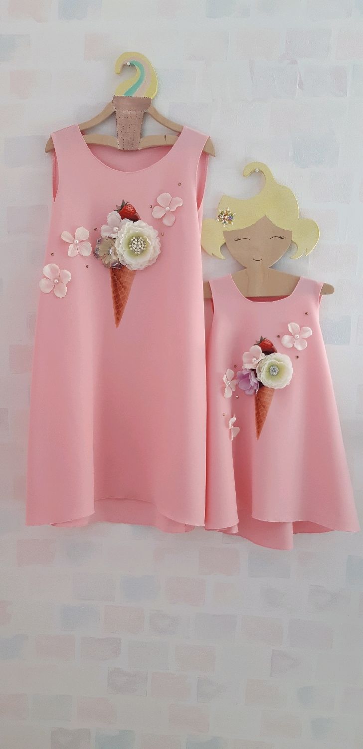 Розовые платья familylook мама дочка одинаковые с принтом мороженое
