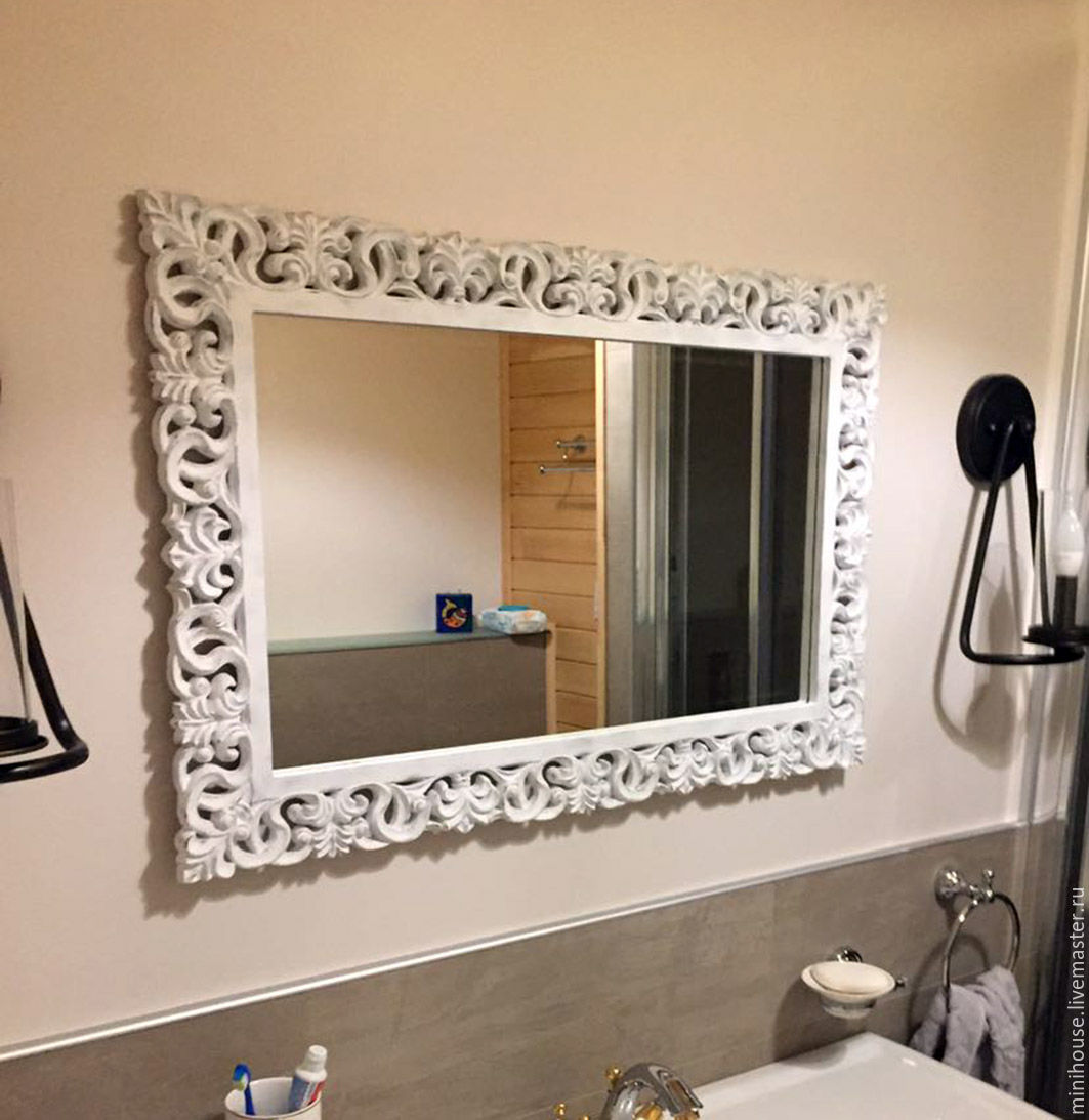 Зеркало в рамке в ванной. Зеркало в рамке в ванную. Зеркало в ванную в деревянной раме. Красивые рамы для зеркал. Зеркало в ванную с деревянным декором.