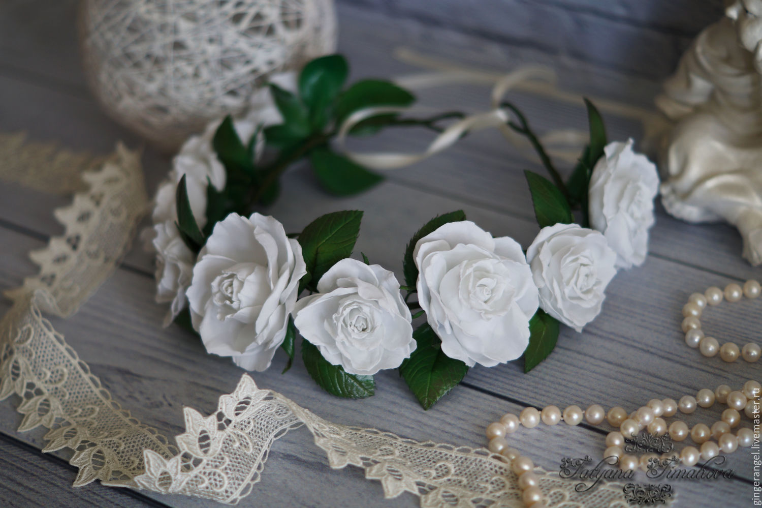 Венок с белыми розами из фоамирана