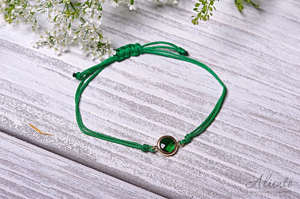 Минималистичный зеленый браслет на нити с кристаллом