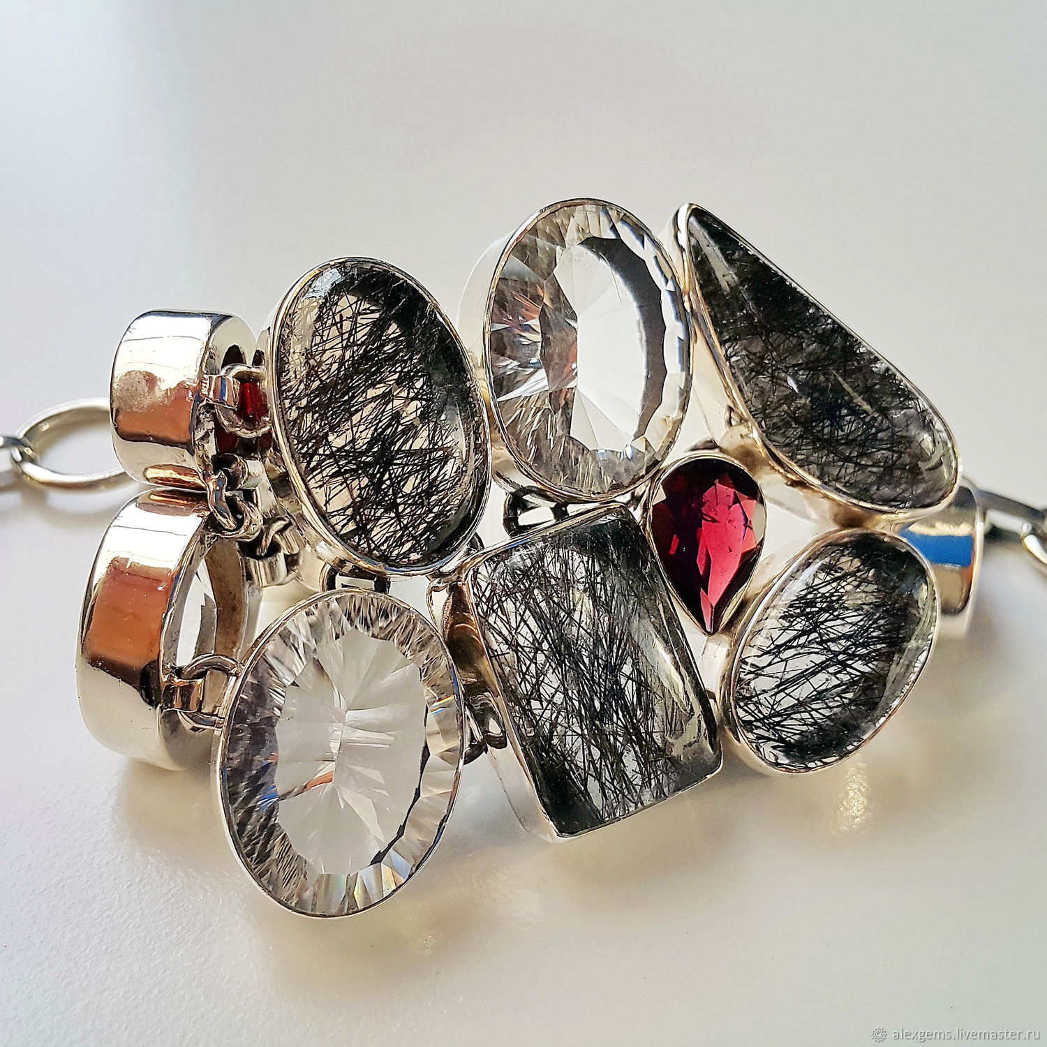 Крупный серебряный женский браслет с натуральными камнями