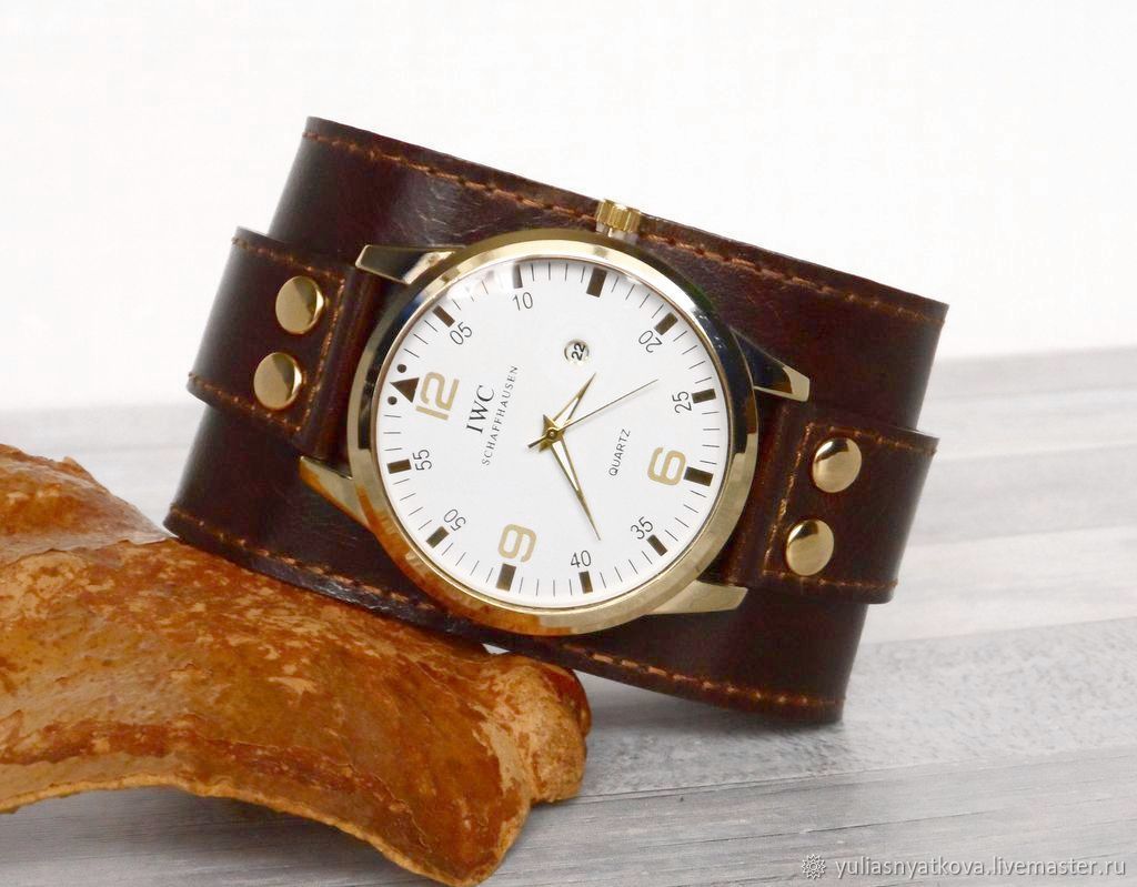 Наручные часы на темно-коричневом кожаном браслете напульснике