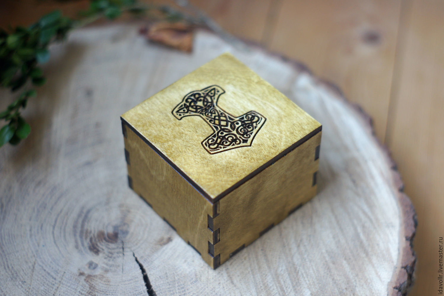 Деревянная шкатулка Молот Тора - Мьёльнир / Викинги Кельтский орнамент