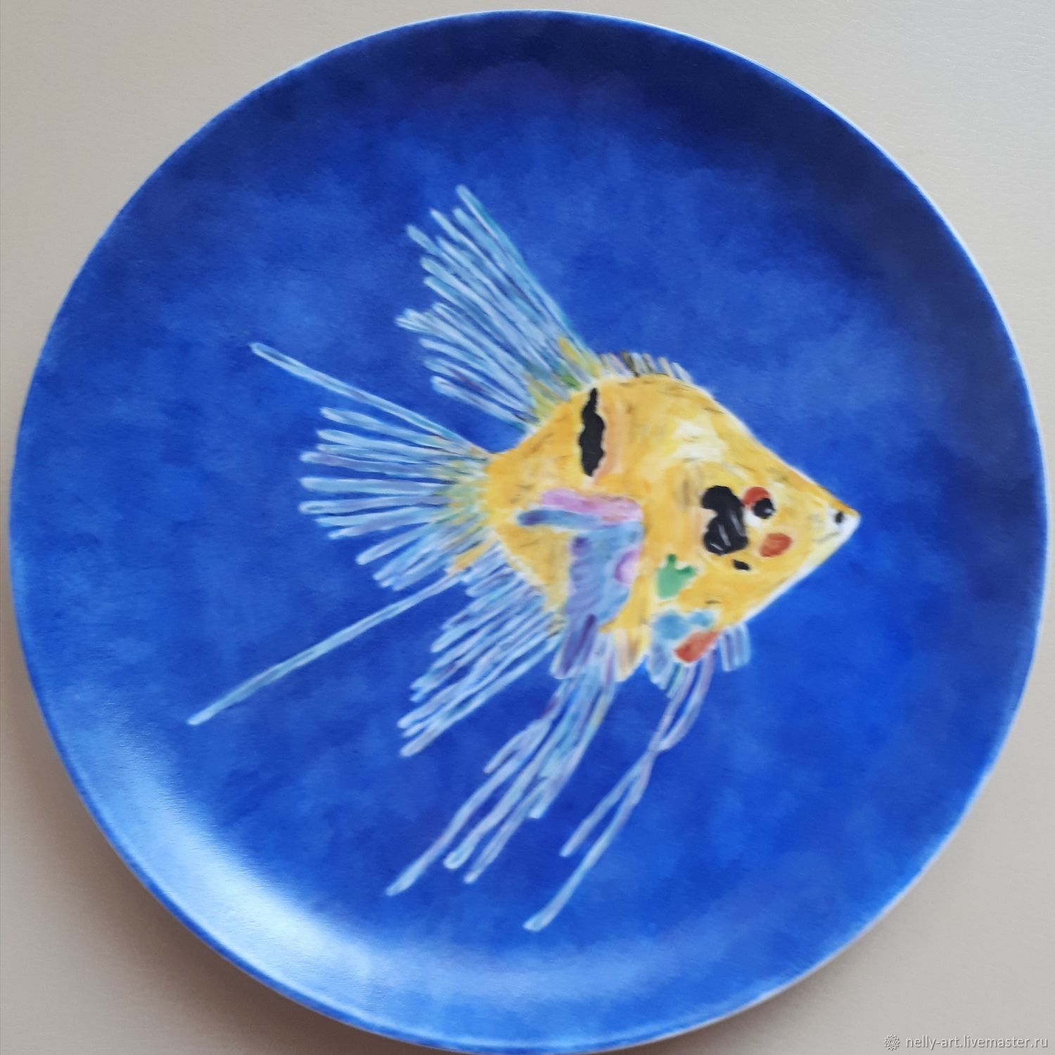 Сувенирная тарелка "Рыбка в темно-синих водах"