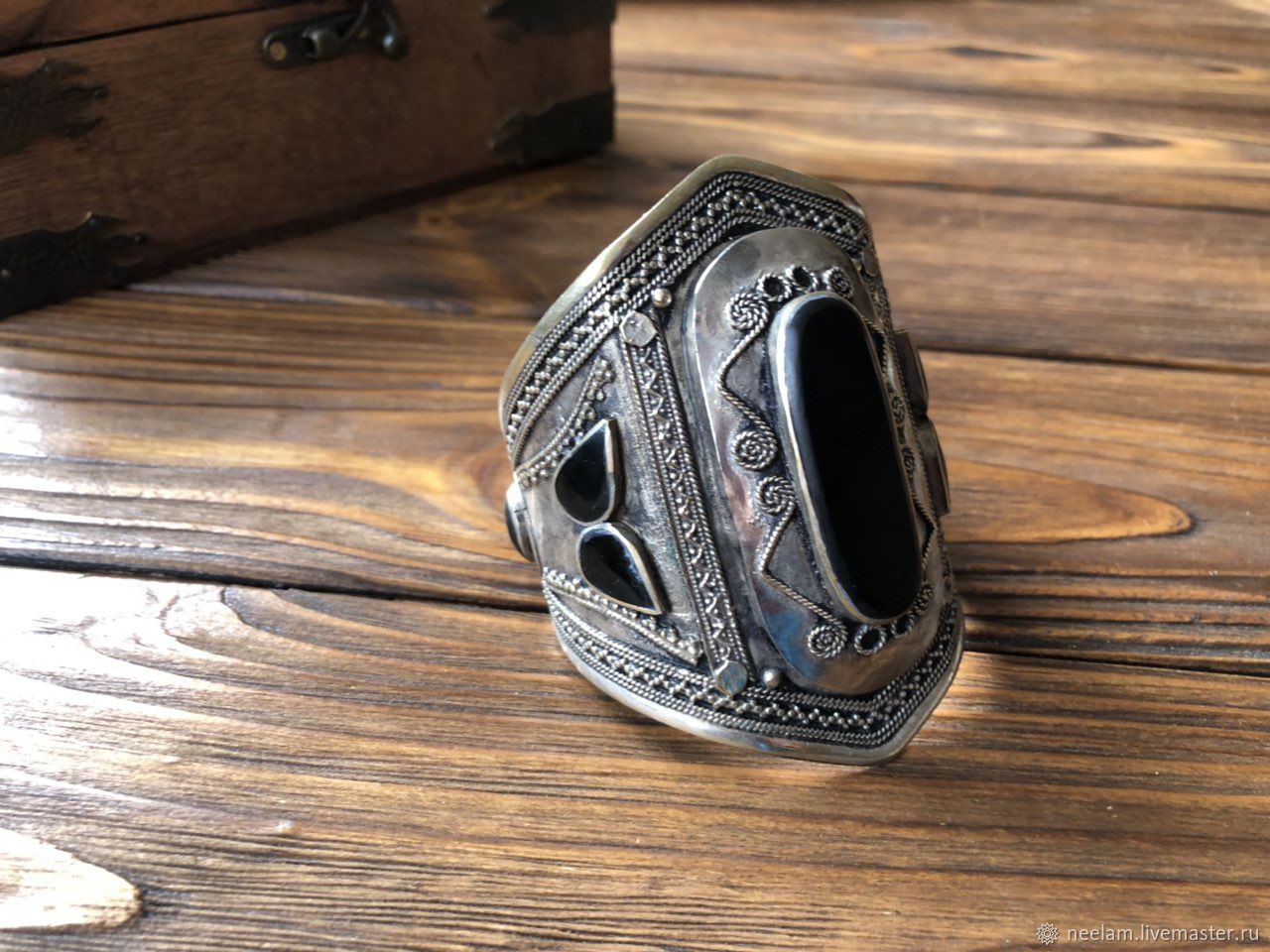 Массивный серебряный бохо-браслет с черным агатом в берберском стиле