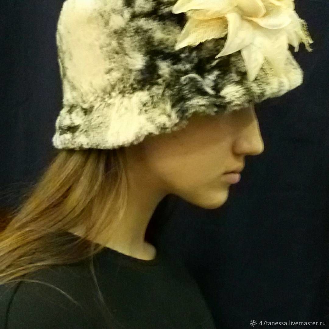 Шляпа из искусственного меха с цветком