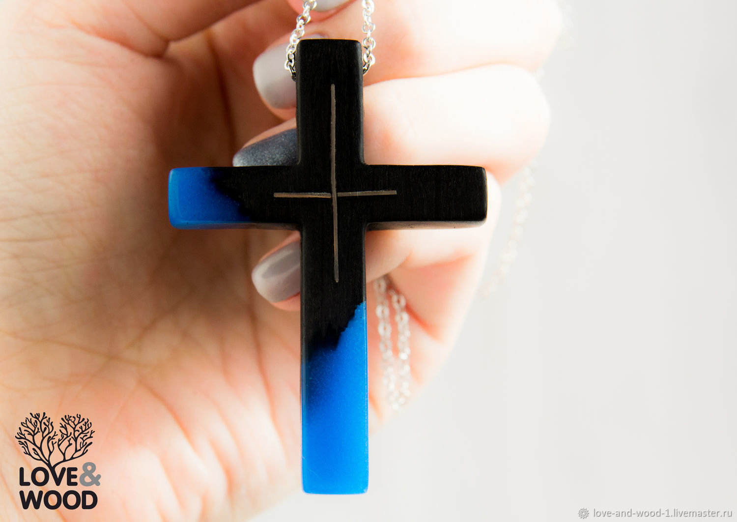 Мужской крест деревянный с ювелирной смолой и мельхиором и люминофором