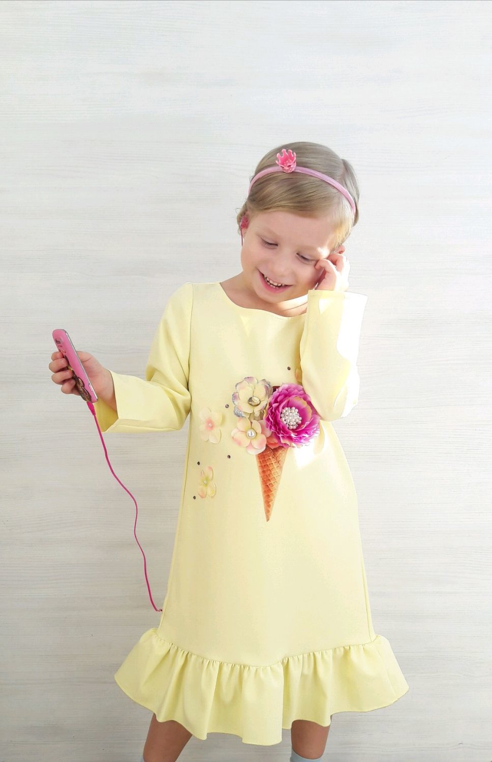 Нарядное  яркое платье с рукавами и принтом мороженое для девочки