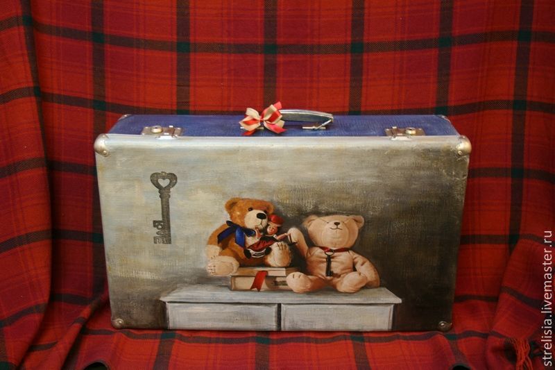 Винтажный чемодан "Медвежата на комоде"