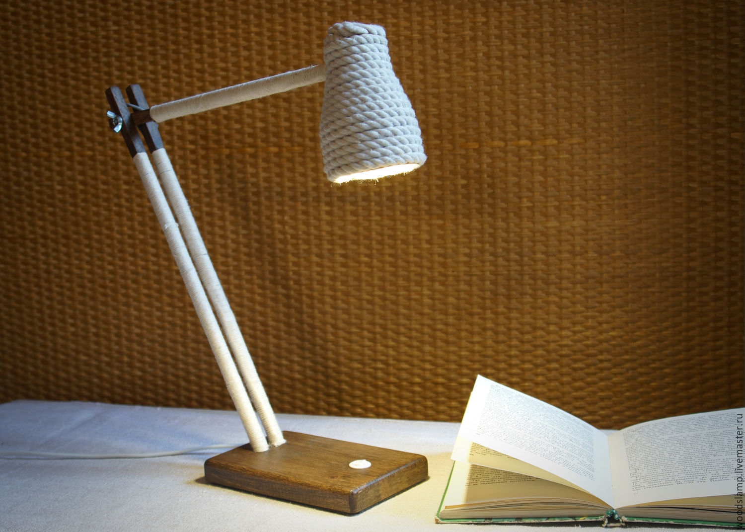 Настольная лампа из дерева и абажуром из хлопкового каната