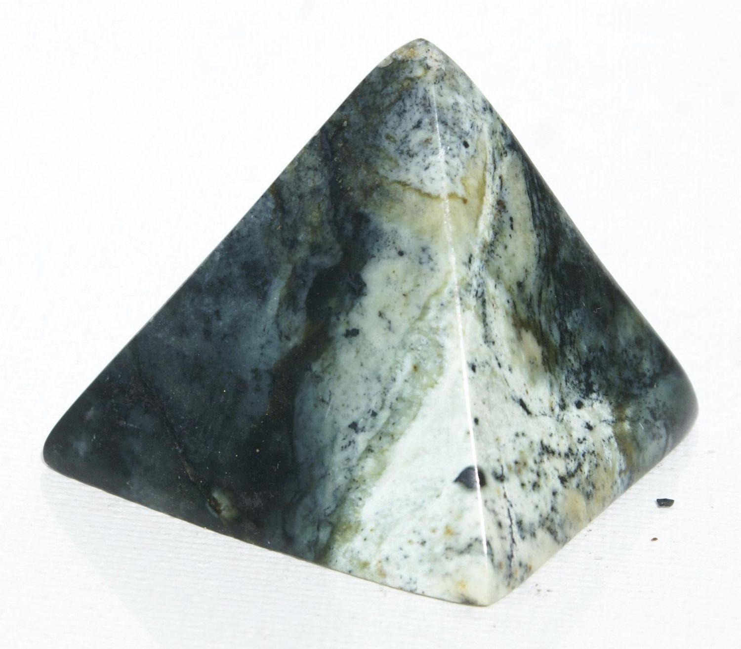 Пирамида из натурального камня нефрита, выточена вручную