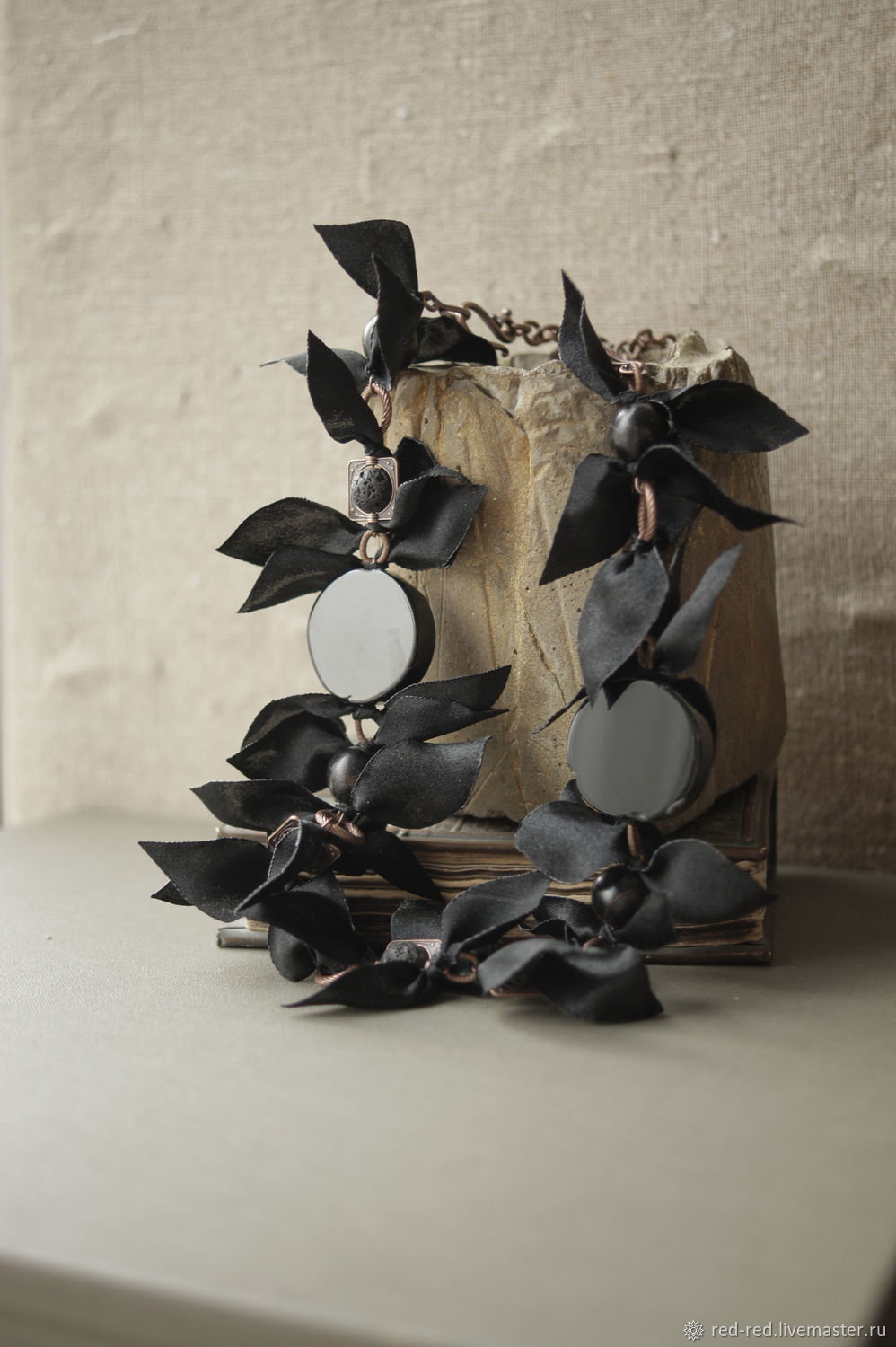 Черное колье с камнями, листья из ткани Черные бусы
