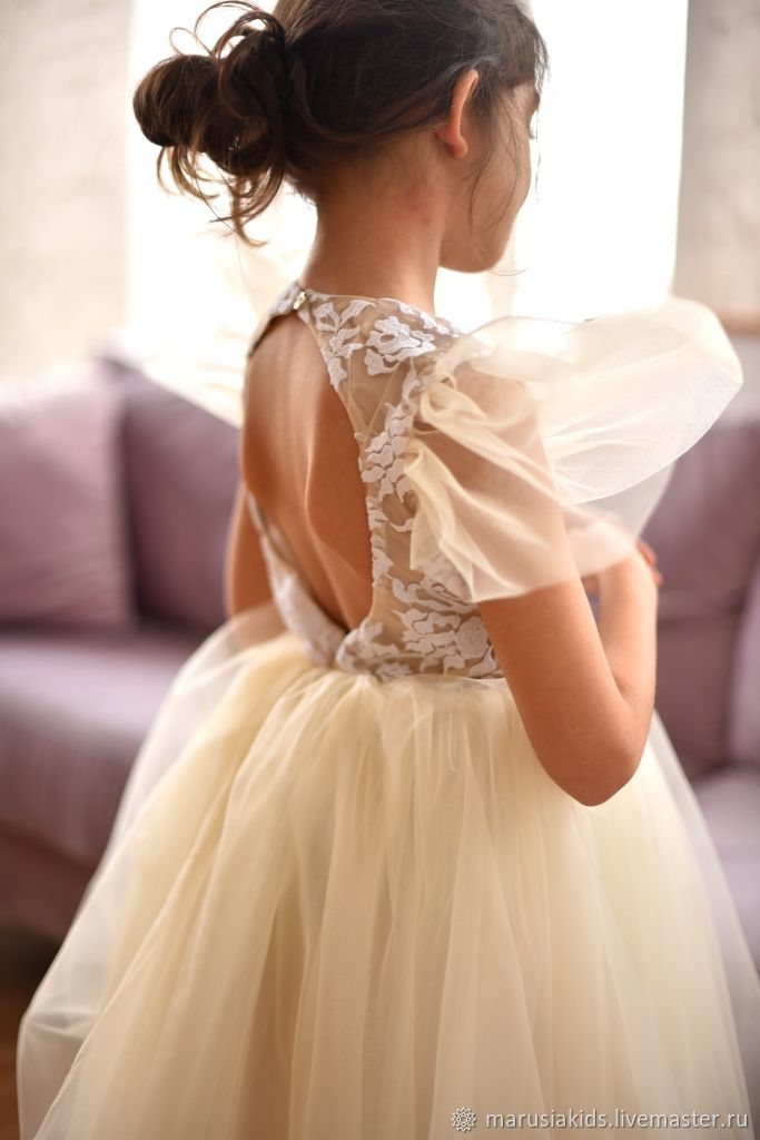 Платье с крылышками и открытой спиной цвета айвори