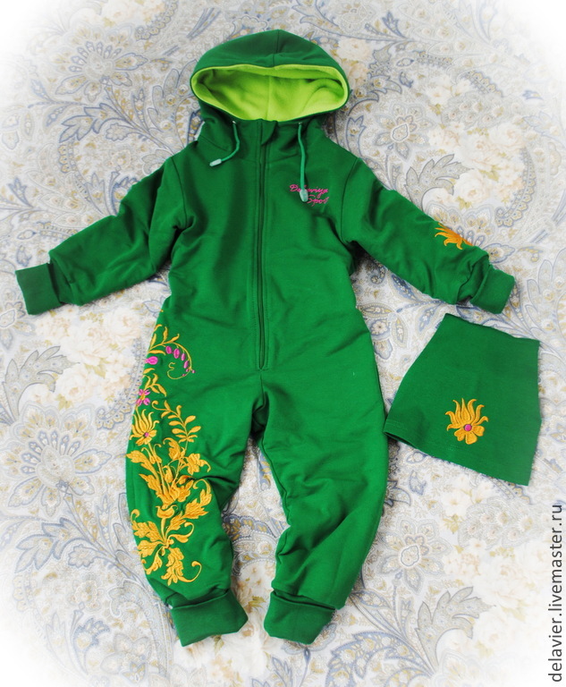 Детский комбинезон с авторской вышивкой "Яркая зелень"