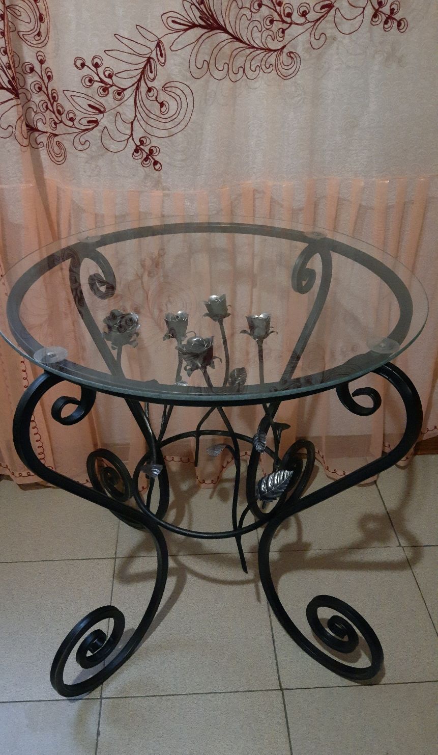 Кованый стол с посеребренными розами