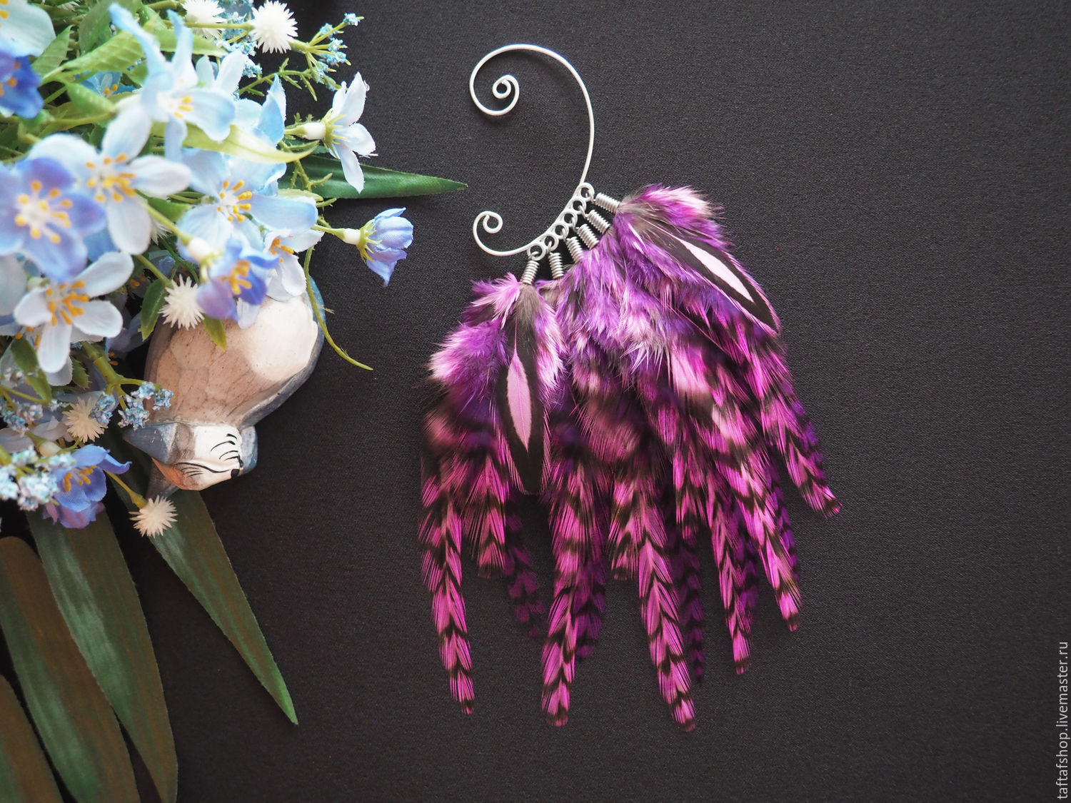 Неунывающая хризантема - яркий розовый кафф с крупными яркими перьями