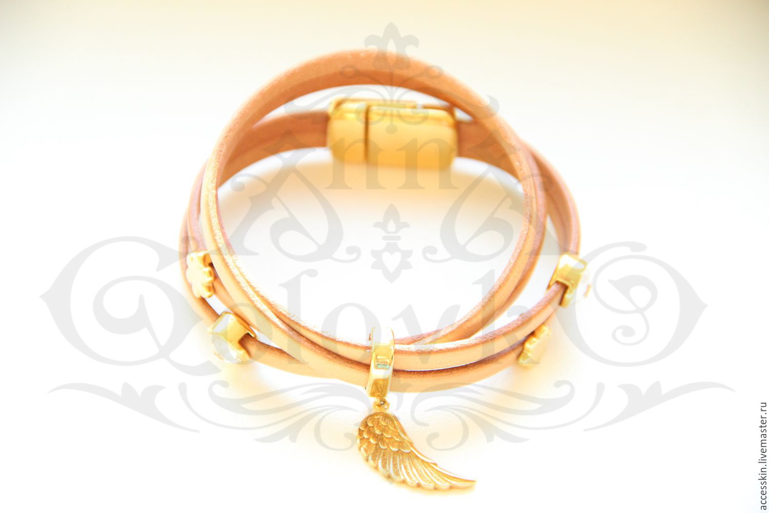 Женский кожаный браслет намотка с кристаллами и цветочками в золоте