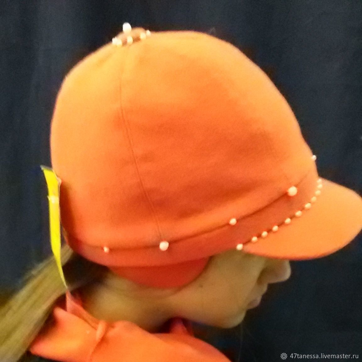 Кепка формы Жокейка оранжевая с жемчугом с шарфом