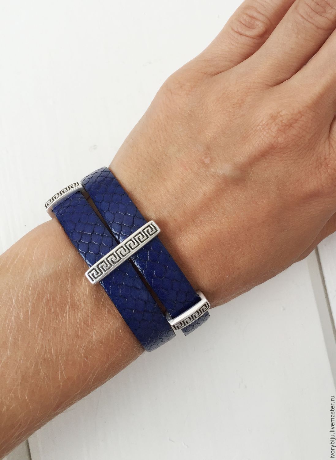 Синий кожаный браслет с бусинами под греческий орнамент