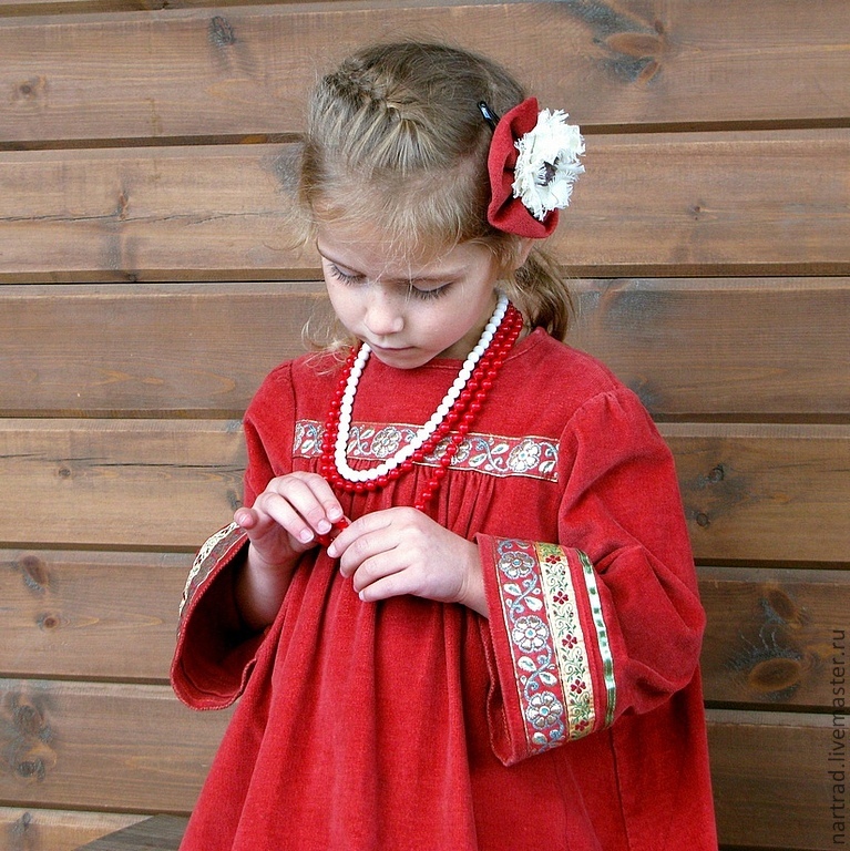 Ребенок в русском костюме