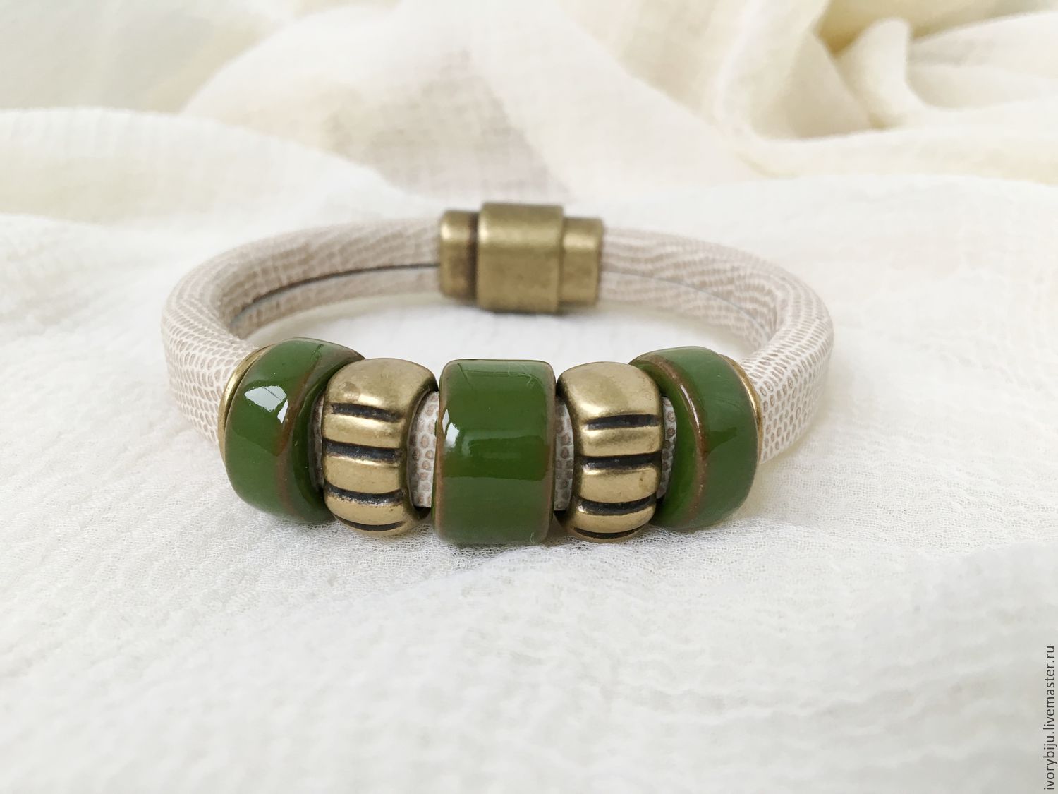 Кожаный браслет регализ с зелеными керамическими бусинами