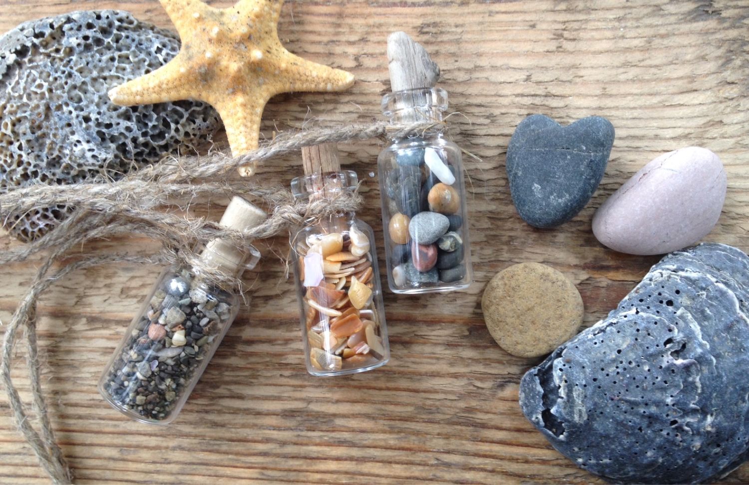Морские камни,стекло и ракушки в маленьких бутылочках