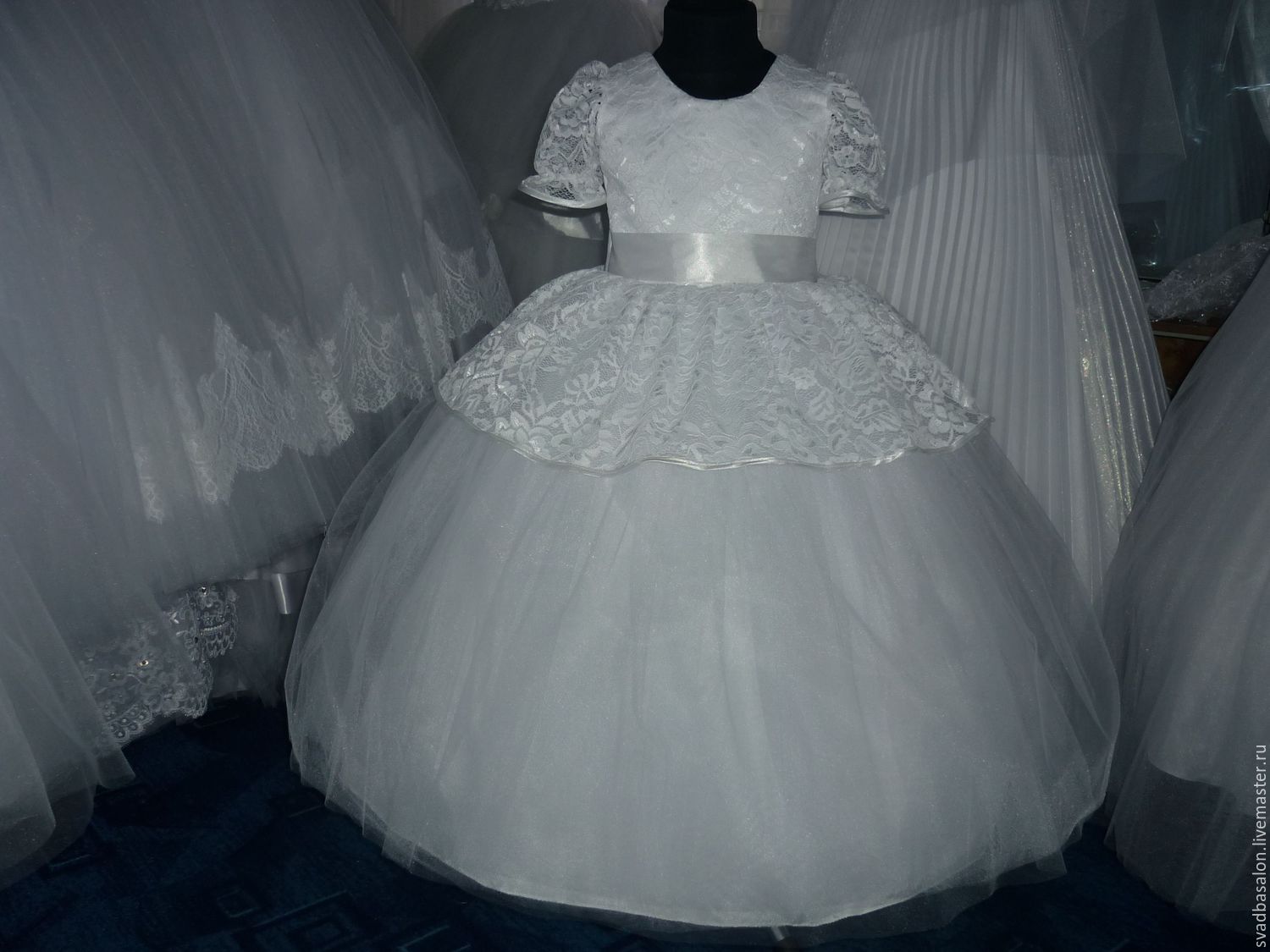 Платье белоснежное с кружевом в розочку