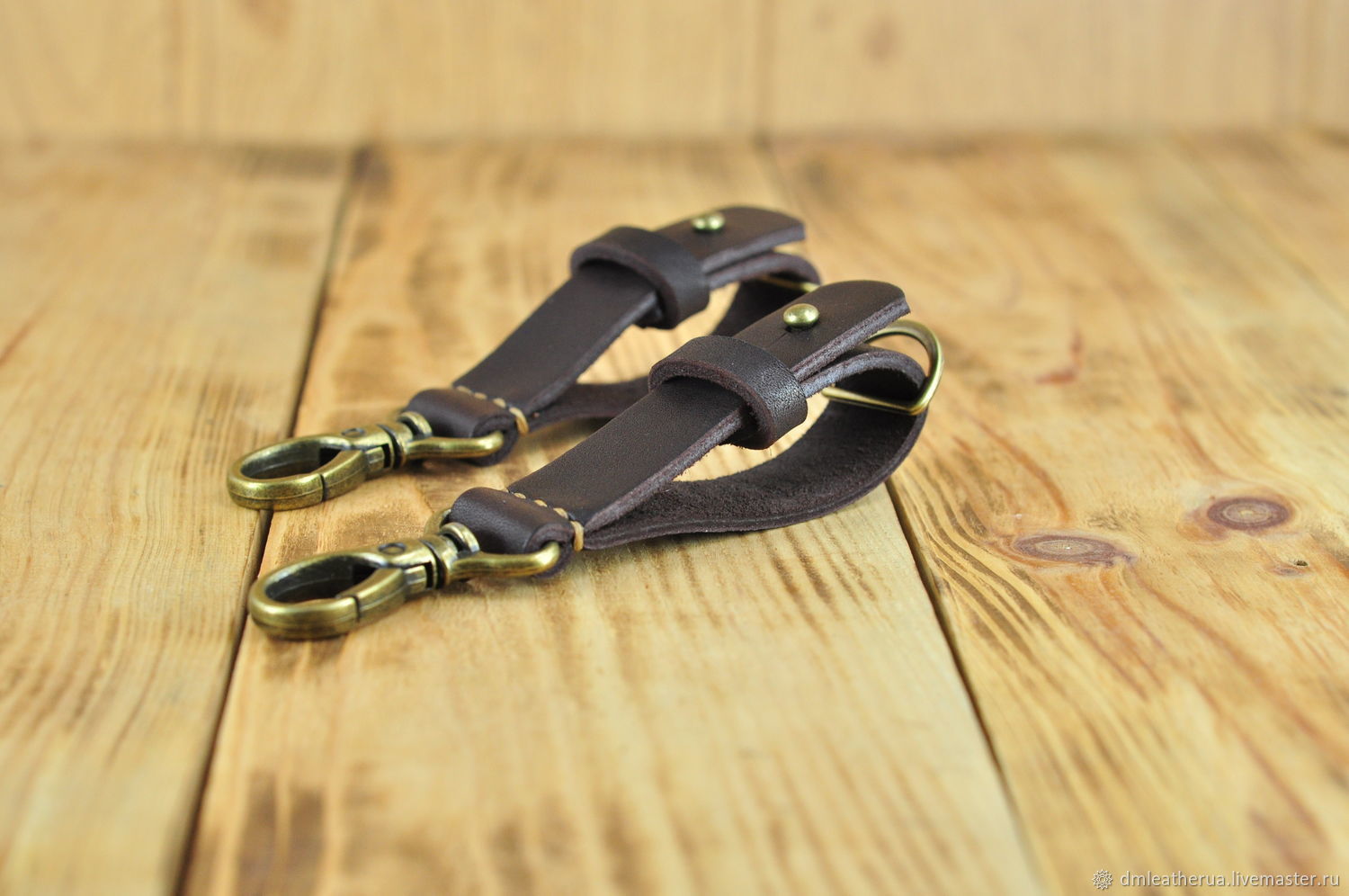 Кожаный брелок для ключей коричневого цвета