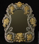 Зеркало в декоративной рамке в стиле барокко