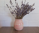 Керамическая ваза бело-розового цвета