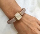 Кожаный  браслет регализ с керамической бусиной золотисто-бежевой
