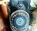 Кожаная сумочка с красивой отделкой и росписью