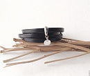 Черный кожаный браслет-намотка с подвеской, родий