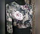 Блузка цветы на сером фоне