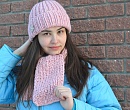 Розовый комплект шапка и шарф из толстой пряжи крупной вязки